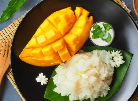 Delicious Thai mango sticky rice dessert with fresh mango slices and sweet coconut sticky rice.